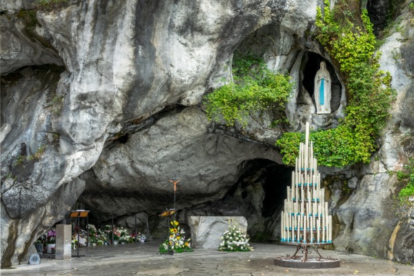 מערות למריה הקדושה בלורד