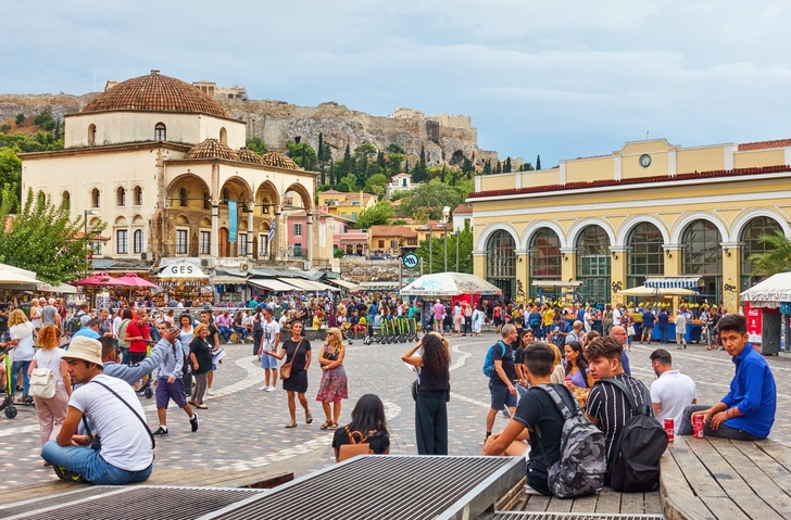 כיכר מונסטיראקי מלאה תיירים